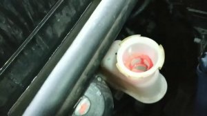 Снять сеточку тормозного бачка Solaris