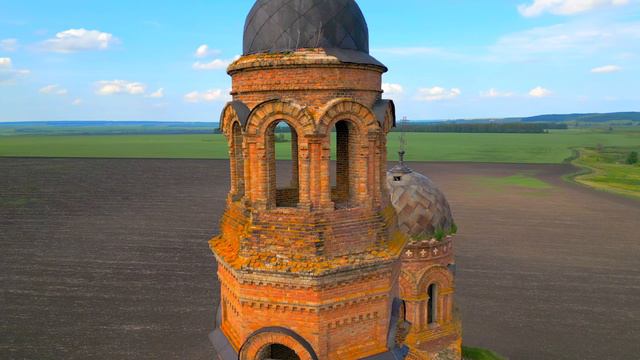 Шедевр архитектуры в чистом поле...