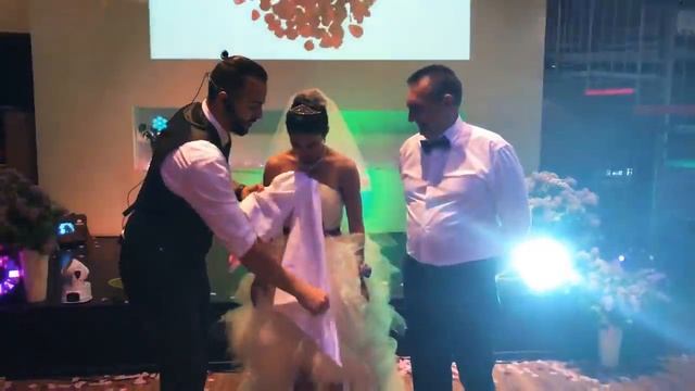 На свадьбе, известный иллюзионист, на глазах у всех снял лифчик с невесты смотреть онлайн