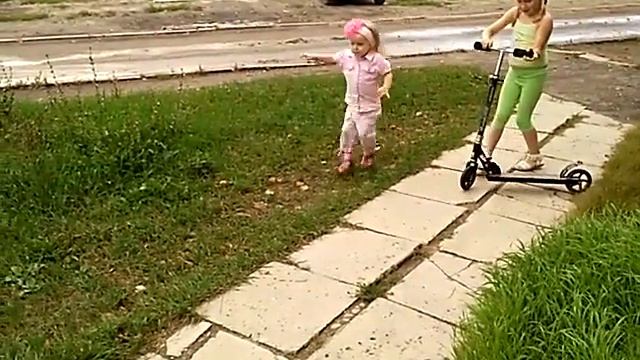 Рита учится кататься на самокате! смотреть онлайн