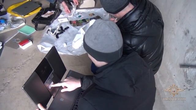 В гараже омского дорожника нашли счётчик купюр и деньги смотреть онлайн