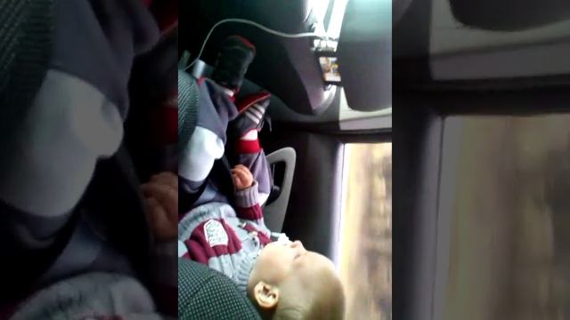 Как занять маленького малыша в машине :-) смотреть онлайн