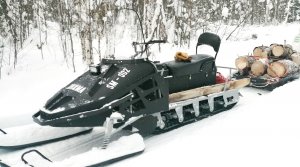 Снегоход СМ-002 и мотособака по северным рекам в снегу.