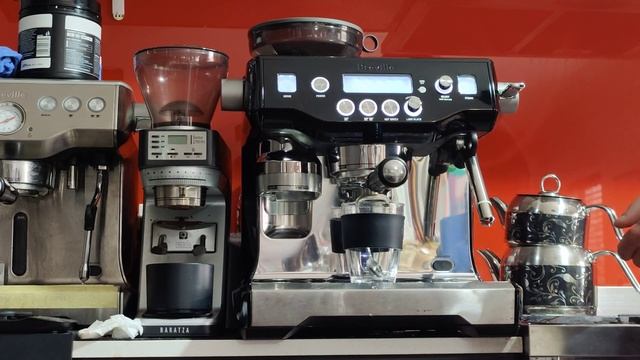 Setting up Irene's BES980 Breville Oracle and making a latte - 18/09/2022 смотреть онлайн
