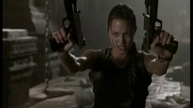 Лара Крофт: Расхитительница гробниц смотреть онлайн