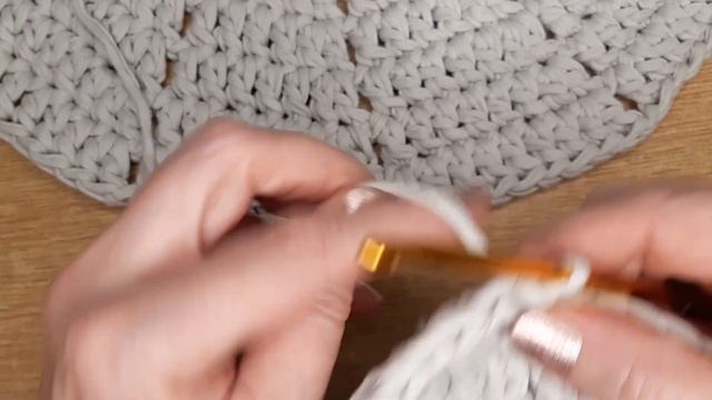 Круглый коврик крючком из трикотажной пряжи. смотреть онлайн