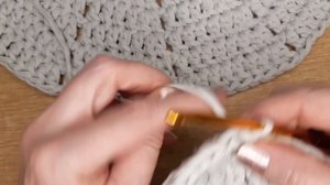 Круглый коврик крючком из трикотажной пряжи.