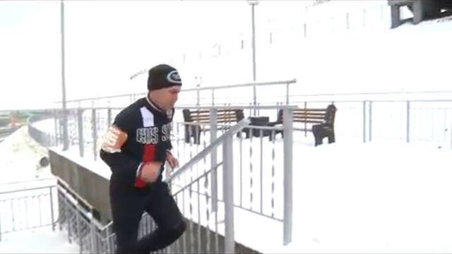 Запись прямой трансляции забега по лестнице ВДНХ у Нагорного парка. Без кооментариев смотреть онлайн