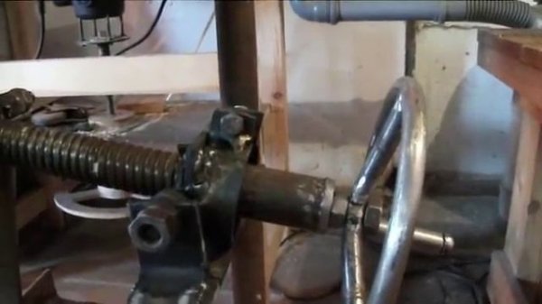 Циркулярная пила (механизм подъема пилы)