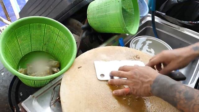 Краб чили и пресноводные креветки на гриле, приготовленные торговцем рыбой - тайская уличная еда смотреть онлайн