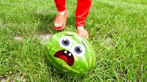 Влад и Никита играют с мамой на ферме