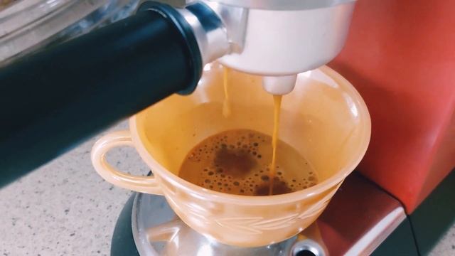 hot Latte coffee with DeLonghi Dedica EC685 on snowy day смотреть онлайн