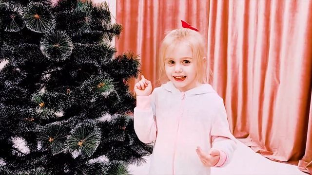 Наряжаем елку всей семьёй. Новогоднее волшебство от Веры ✨ Много игрушек и собака Тишка ? смотреть онлайн