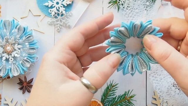 Снежинка на ладошке! Снежные бантики из репсовых лент и парчи DIY смотреть онлайн