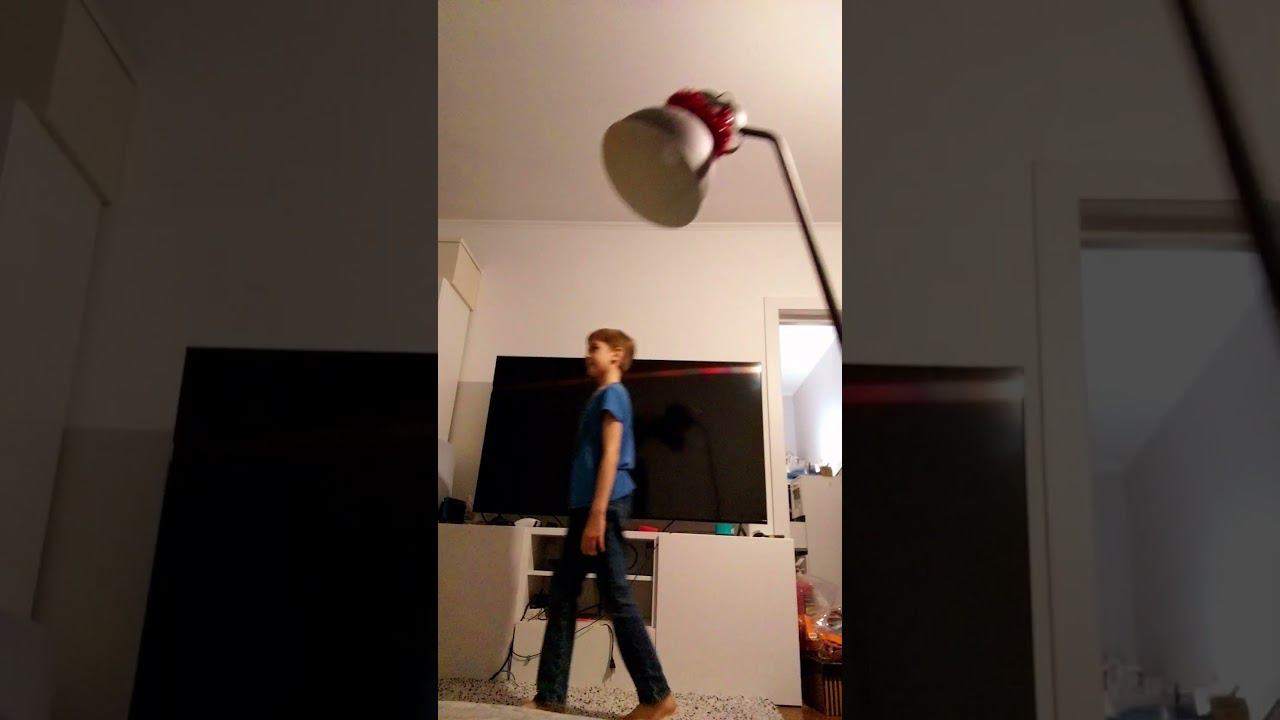 На меня упала лампа !!!! #shorts #falls смотреть онлайн