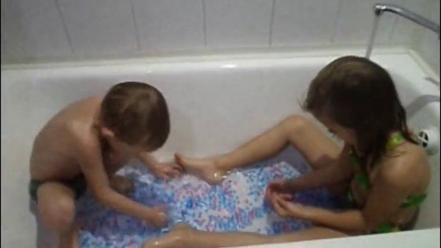 Шарики орбис. Засыпаем шарики орбис в ванну. смотреть онлайн