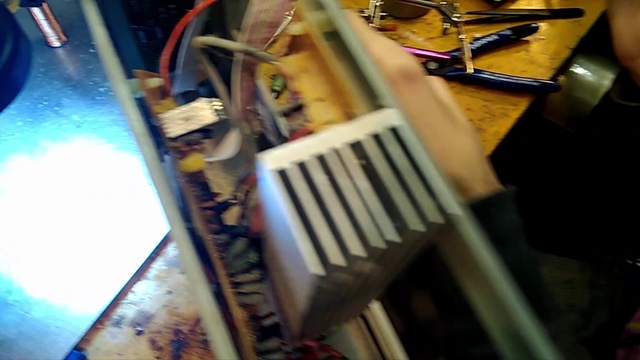 Конденсатор разорван в клочья Ремонт Усилитель Microlab PRO3