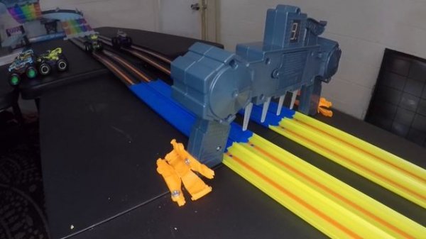 HOT WHEELS RAINBOW ROAD MONSTER TRUCKS! GLOW IN THE DARK VS. ROARIN RUMBLE TRUCKS! DIE CAST RACING!