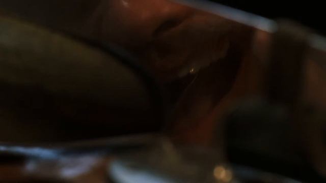 Изгой 2000 г. Выживание Чака Ноланда (Чак Ноланд выбивает себе больной зуб) смотреть онлайн