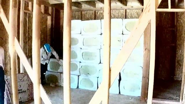 Заливаем бетон, монтируем скважинный насос, разгружаем газели с утеплителем, строим крыльцо смотреть онлайн