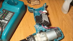 Как разобрать кнопку шуруповерта Makita