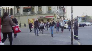 В Уругвае полуголая модель прогулялась по улицам, практически никто на нее не обратил внимание!