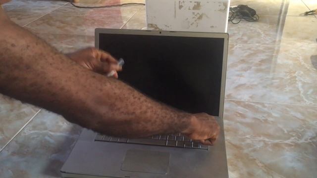 Turn onMac book pro without battery ? смотреть онлайн