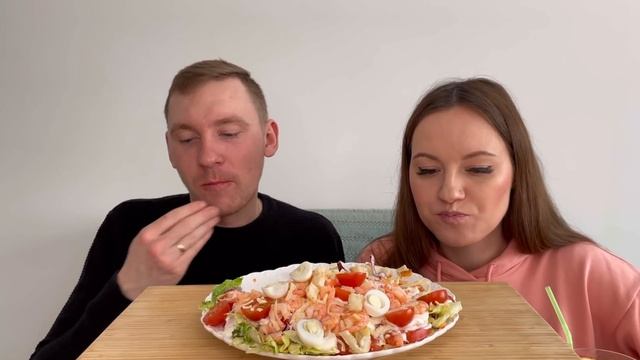 МУКБАНГ САЛАТ ЦЕЗАРЬ С КРЕВЕТКАМИ ответы на вопросы MUKBANG CAESAR SALAD WITH SHRIMP смотреть онлайн