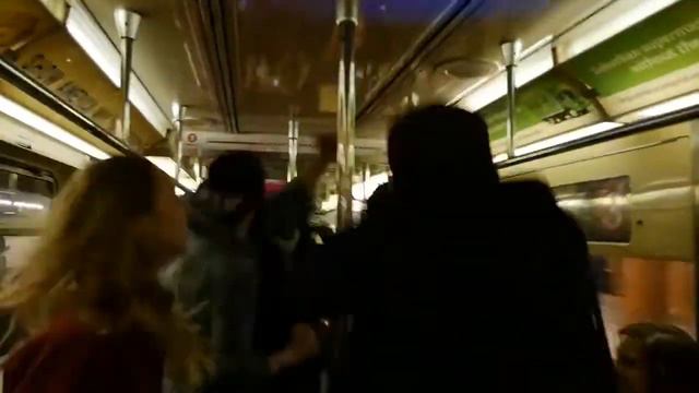 Группа диджеев, превратила вагон метро в ночной клуб смотреть онлайн