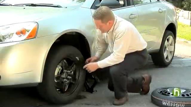 How to Change a Tire | Change a flat car tire step by step смотреть онлайн