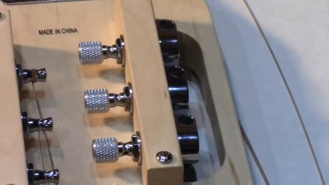 Traveler Guitar Ultra-light- installing locking tuners and restringing смотреть онлайн