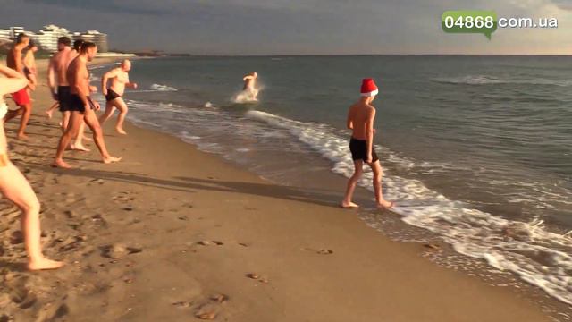 В Черноморске Новый год отметили купанием в море смотреть онлайн