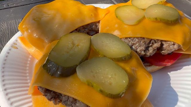 Сочный бургер .