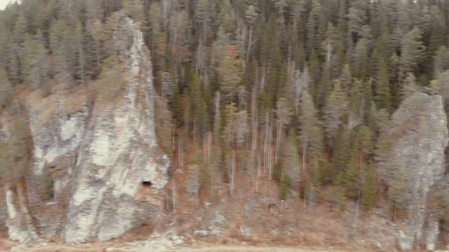 Тайна названия. Камень Дыроватые ребра. Прибрежные камни реки Чусовая. Аэросъемка. смотреть онлайн