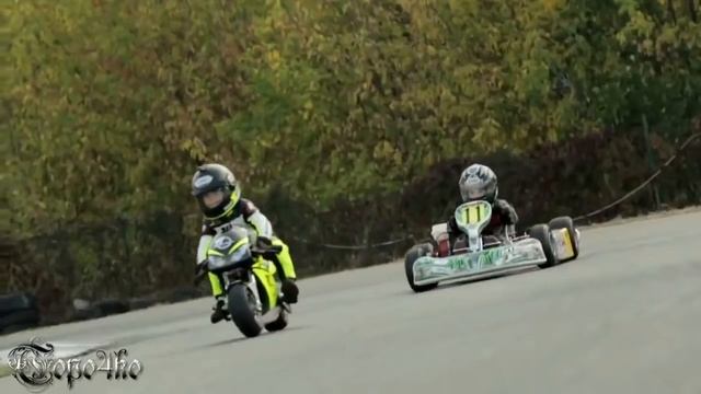 Young Biker (2 Years Motor)/Kleine Biker (in 2 Jahren Auf Motorrad)/Маленький байкер(2 года на мото