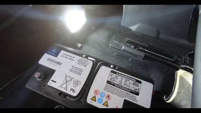 Mercedes ML350 Battery Replacement (W164) смотреть онлайн