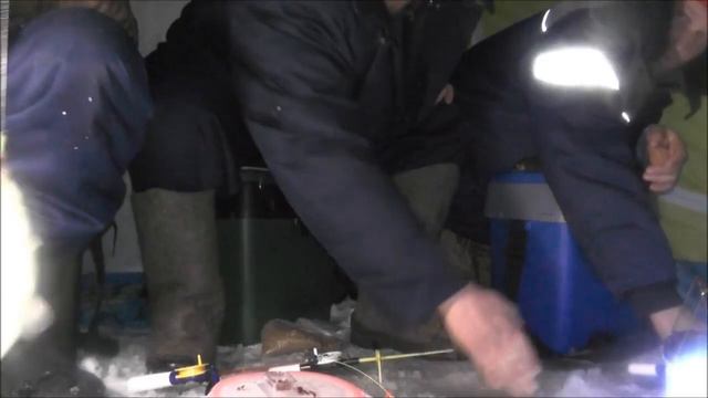 Рыбалка зимой. Ловля карася со льда. Ночная рыбалка. смотреть онлайн