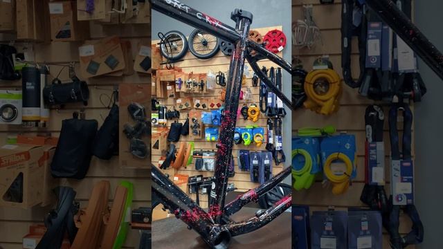 Лимитированная версия фреймсета Shulz Boys Don’t Cry (2024) Серия Limited Splash покрашенная вручную смотреть онлайн