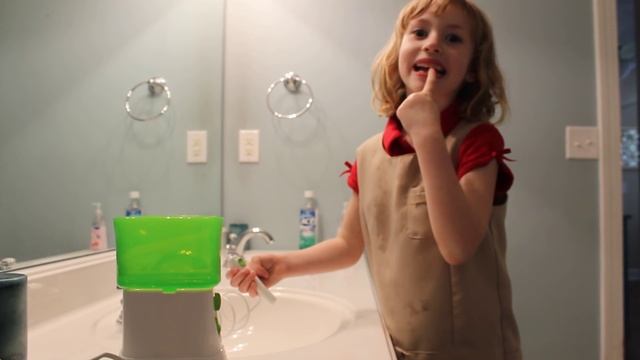 Bailey loves Waterpik® Water flosser for kids смотреть онлайн