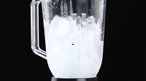 Смузи с авокадо, миксом из фруктов и колотым льдом в блендере Panasonic MX-V310