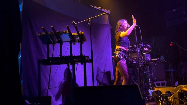 KANGA - Under Glass смотреть онлайн