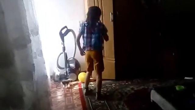 Мы снимаем челленж одень одежду девочку или мальчика. смотреть онлайн