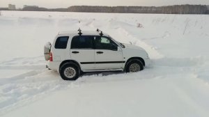 Сузуки Эскудо поле снега