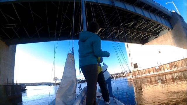 Tall Boat, Short Bridge - Watch Out! Яхтинг - первый день сезона смотреть онлайн