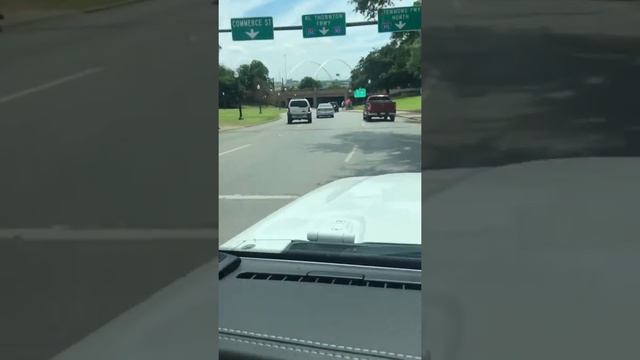 Driving past Dealey Plaza смотреть онлайн