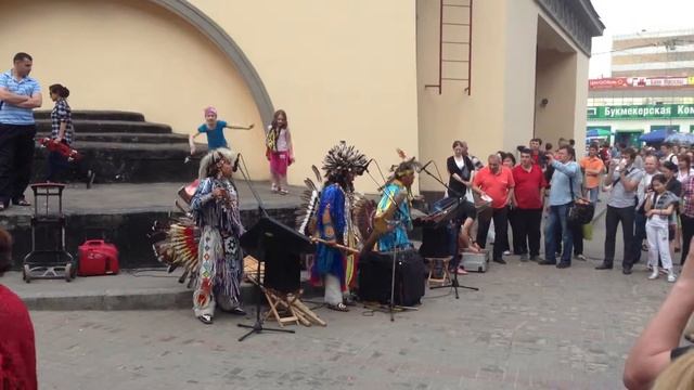 Аутентичные ребята из Эквадора возле Электрозаводской смотреть онлайн