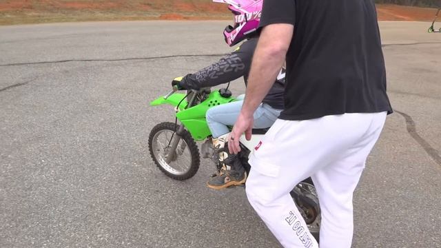 kids first time on a manual dirt bike. kx110l смотреть онлайн