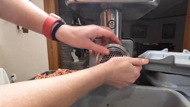 Make Ground Beef Out of Deer?? | DIY Processing Venison at Home! смотреть онлайн