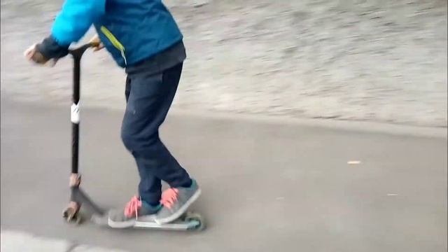 Скутер чек великого самакатера.... НО обычный самокатер отличился в 100раз хуже