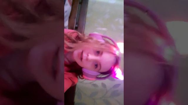 включите ету песню в наушниках и перейдите на оригинальный звук смотреть онлайн